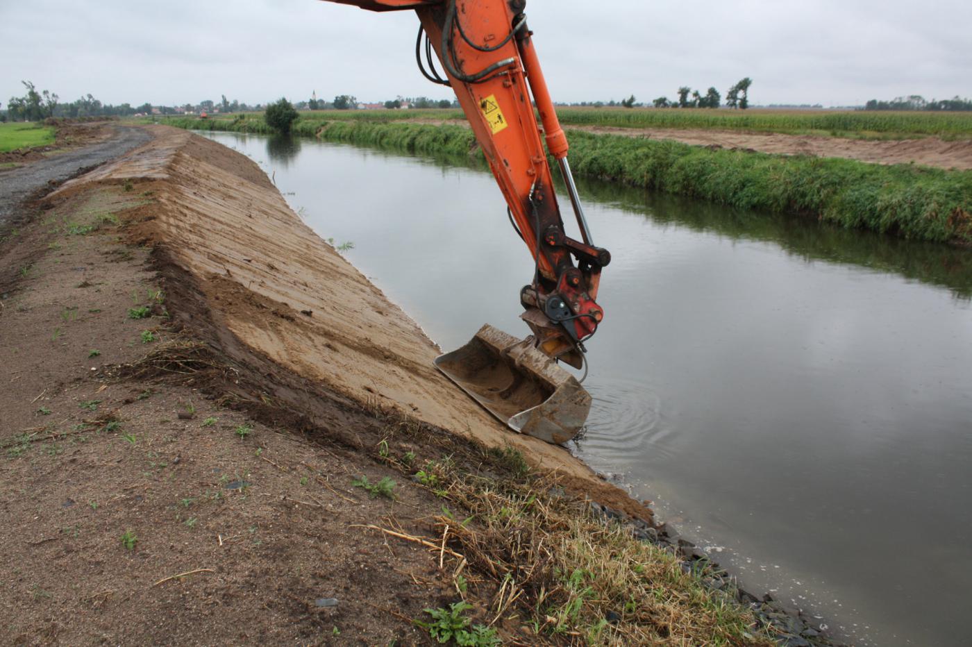Deichsanierungsmaßnahmen nach Hochwasser 09/2010 im Rödergebiet aufgrund Gefahr in Verzug bei neuerlichem Hochwasser Große Röder - Abschnitt GRR 5